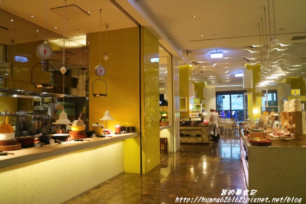 台北W飯店 - the kitchen table 西餐廳：【台北信義區】東區時尚美食『台北W飯店 - the kitchen table 西餐廳』信義區高級Buffet/BBQ肉遇之夜/捷運市政府站