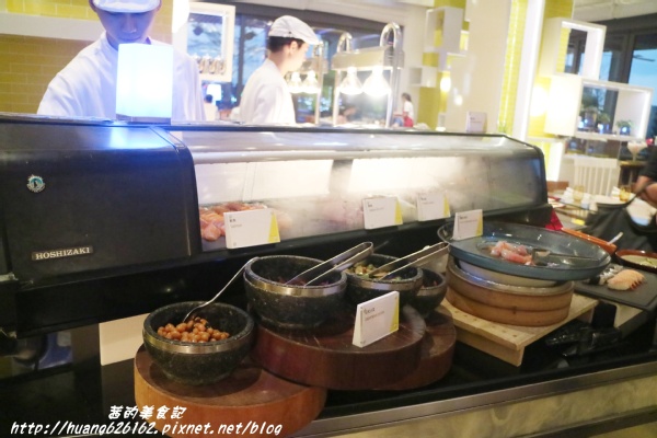 台北W飯店 - the kitchen table 西餐廳：【台北信義區】東區時尚美食『台北W飯店 - the kitchen table 西餐廳』信義區高級Buffet/BBQ肉遇之夜/捷運市政府站