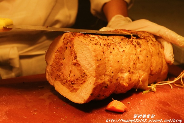 台北W飯店 - the kitchen table 西餐廳：【台北信義區】東區時尚美食『台北W飯店 - the kitchen table 西餐廳』信義區高級Buffet/BBQ肉遇之夜/捷運市政府站