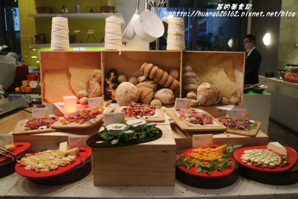 台北W飯店 - the kitchen table 西餐廳：【台北信義區】東區時尚美食『台北W飯店 - the kitchen table 西餐廳』信義區高級Buffet/BBQ肉遇之夜/捷運市政府站