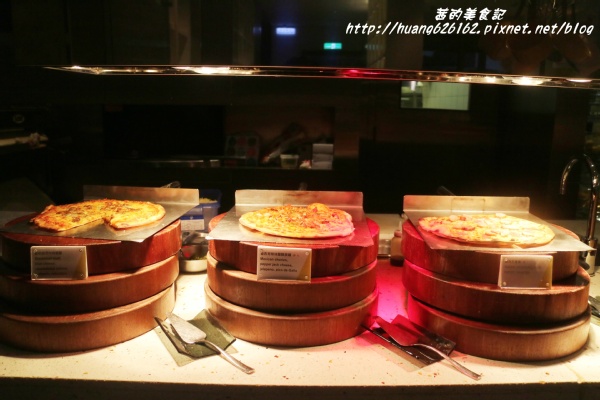 台北W飯店 - the kitchen table 西餐廳：【台北信義區】東區時尚美食『台北W飯店 - the kitchen table 西餐廳』信義區高級Buffet/BBQ肉遇之夜/捷運市政府站