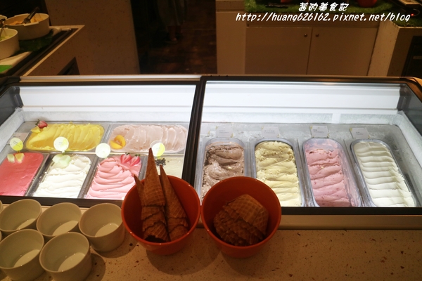 台北W飯店 - the kitchen table 西餐廳：【台北信義區】東區時尚美食『台北W飯店 - the kitchen table 西餐廳』信義區高級Buffet/BBQ肉遇之夜/捷運市政府站