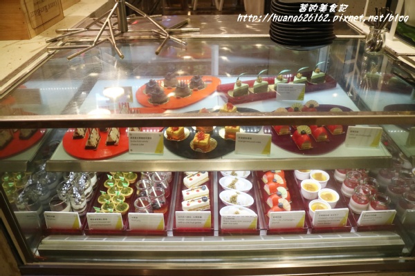 台北W飯店 - the kitchen table 西餐廳：【台北信義區】東區時尚美食『台北W飯店 - the kitchen table 西餐廳』信義區高級Buffet/BBQ肉遇之夜/捷運市政府站