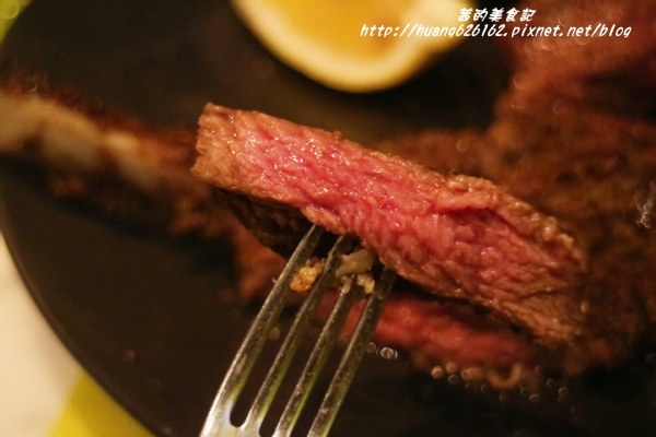 台北W飯店 - the kitchen table 西餐廳：【台北信義區】東區時尚美食『台北W飯店 - the kitchen table 西餐廳』信義區高級Buffet/BBQ肉遇之夜/捷運市政府站