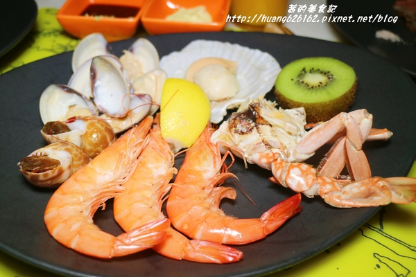 台北W飯店 - the kitchen table 西餐廳：【台北信義區】東區時尚美食『台北W飯店 - the kitchen table 西餐廳』信義區高級Buffet/BBQ肉遇之夜/捷運市政府站