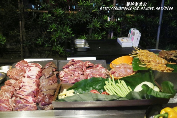 台北W飯店 - the kitchen table 西餐廳：【台北信義區】東區時尚美食『台北W飯店 - the kitchen table 西餐廳』信義區高級Buffet/BBQ肉遇之夜/捷運市政府站