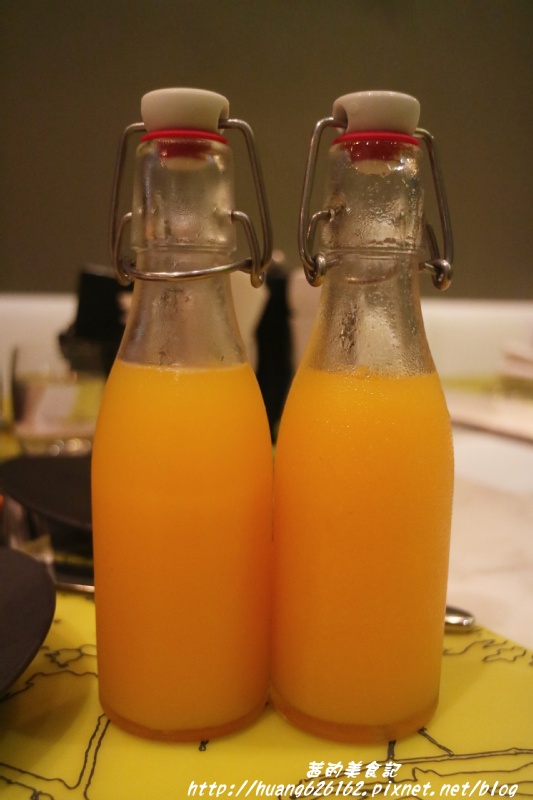 台北W飯店 - the kitchen table 西餐廳：【台北信義區】東區時尚美食『台北W飯店 - the kitchen table 西餐廳』信義區高級Buffet/BBQ肉遇之夜/捷運市政府站