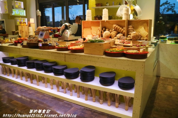 台北W飯店 - the kitchen table 西餐廳：【台北信義區】東區時尚美食『台北W飯店 - the kitchen table 西餐廳』信義區高級Buffet/BBQ肉遇之夜/捷運市政府站