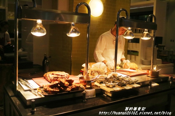 台北W飯店 - the kitchen table 西餐廳：【台北信義區】東區時尚美食『台北W飯店 - the kitchen table 西餐廳』信義區高級Buffet/BBQ肉遇之夜/捷運市政府站