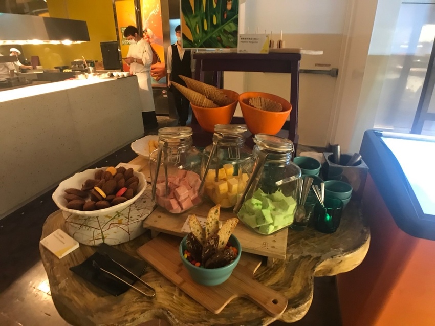 The kitchen table_200526_0009.jpg