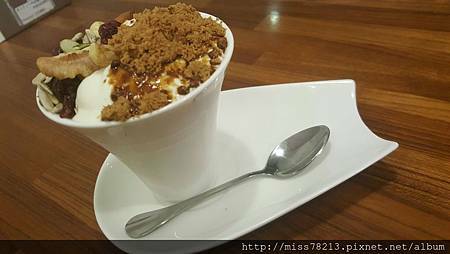 光合箱子Daylight(台北南京店)推薦台北南京復興下午茶早午餐美食黑糖堅果優格超好吃!!養生的下午茶姊妹時光