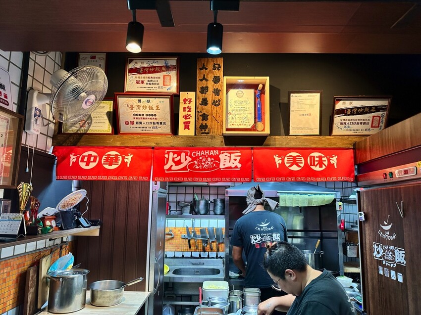 台南最強炒飯藏國華街！中西區人氣爆棚，必吃隱藏美食。