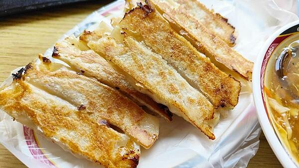 【中和美食】中和廟口巨鼎鍋貼｜中和廟口旁最有名的老字號鍋貼店