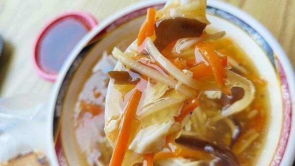 【中和美食】中和廟口巨鼎鍋貼｜中和廟口旁最有名的老字號鍋貼店