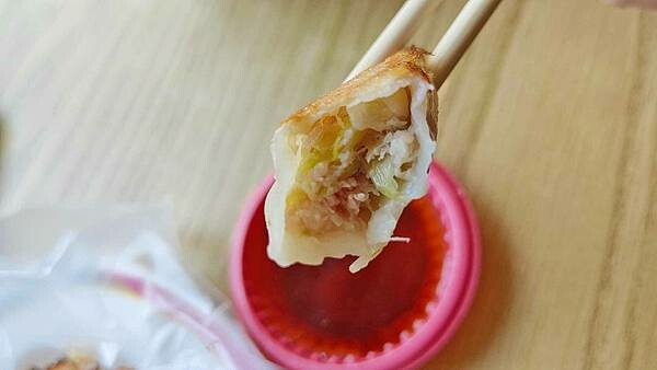 【中和美食】中和廟口巨鼎鍋貼｜中和廟口旁最有名的老字號鍋貼店