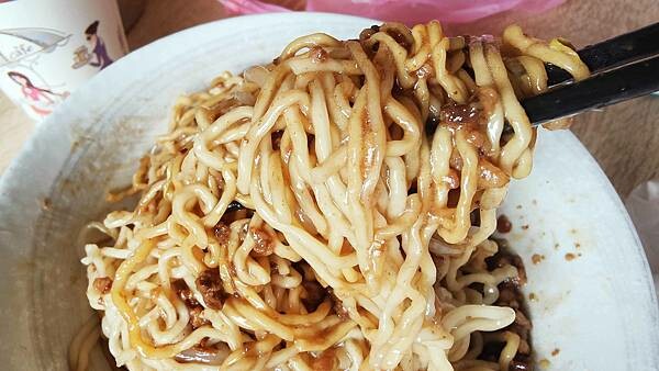 【中和美食】中和廟口巨鼎鍋貼｜中和廟口旁最有名的老字號鍋貼店