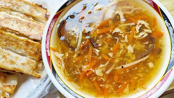 【中和美食】中和廟口巨鼎鍋貼｜中和廟口旁最有名的老字號鍋貼店