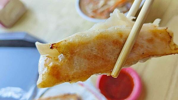 【中和美食】中和廟口巨鼎鍋貼｜中和廟口旁最有名的老字號鍋貼店