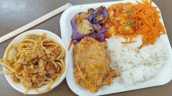 【中和美食】中和廟口巨鼎鍋貼｜中和廟口旁最有名的老字號鍋貼店