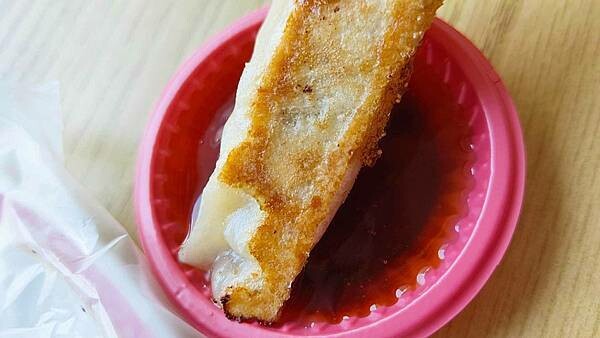 【中和美食】中和廟口巨鼎鍋貼｜中和廟口旁最有名的老字號鍋貼店