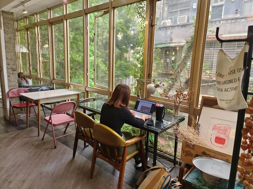 55754.jpg - 【台北.大安區】AGCT apartmrnt充滿綠意森林系咖啡廳。肉桂捲+提拉米蘇超美味。平日不限時