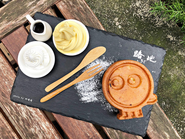 【台中 西區】路地 氷の怪物 (存中店)👀消暑怪物雪花冰，可愛逗趣又美味，冰品種類多樣，多達25種配料任選，鬆餅外酥內鬆軟，完美擄獲我們的心💖💖💖