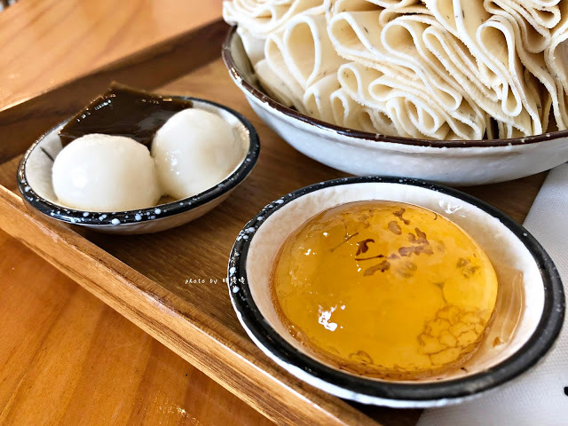 【台中 西區】路地 氷の怪物 (存中店)👀消暑怪物雪花冰，可愛逗趣又美味，冰品種類多樣，多達25種配料任選，鬆餅外酥內鬆軟，完美擄獲我們的心💖💖💖