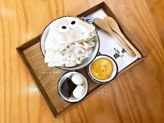 【台中 西區】路地 氷の怪物 (存中店)👀消暑怪物雪花冰，可愛逗趣又美味，冰品種類多樣，多達25種配料任選，鬆餅外酥內鬆軟，完美擄獲我們的心💖💖💖