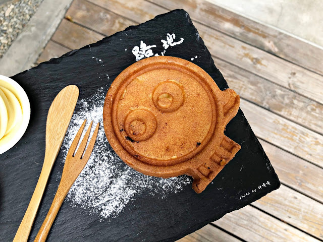 【台中 西區】路地 氷の怪物 (存中店)👀消暑怪物雪花冰，可愛逗趣又美味，冰品種類多樣，多達25種配料任選，鬆餅外酥內鬆軟，完美擄獲我們的心💖💖💖