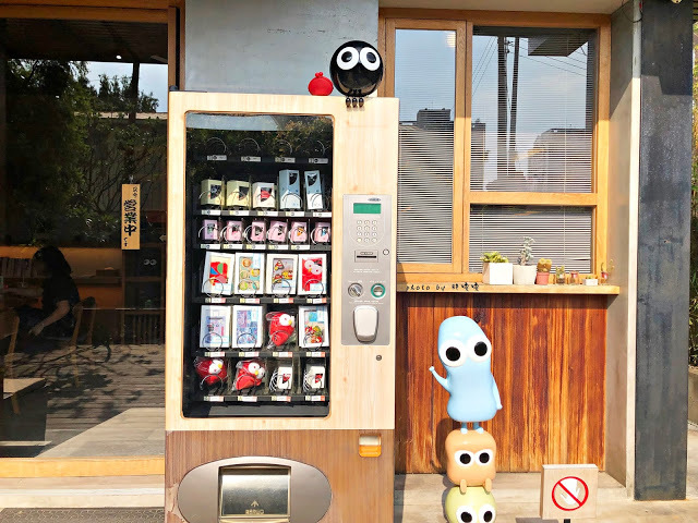 【台中 西區】路地 氷の怪物 (存中店)👀消暑怪物雪花冰，可愛逗趣又美味，冰品種類多樣，多達25種配料任選，鬆餅外酥內鬆軟，完美擄獲我們的心💖💖💖