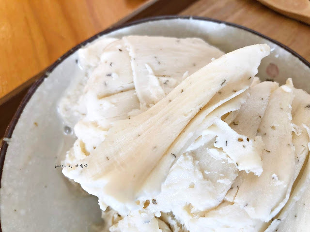 【台中 西區】路地 氷の怪物 (存中店)👀消暑怪物雪花冰，可愛逗趣又美味，冰品種類多樣，多達25種配料任選，鬆餅外酥內鬆軟，完美擄獲我們的心💖💖💖