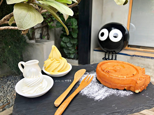 【台中 西區】路地 氷の怪物 (存中店)👀消暑怪物雪花冰，可愛逗趣又美味，冰品種類多樣，多達25種配料任選，鬆餅外酥內鬆軟，完美擄獲我們的心💖💖💖