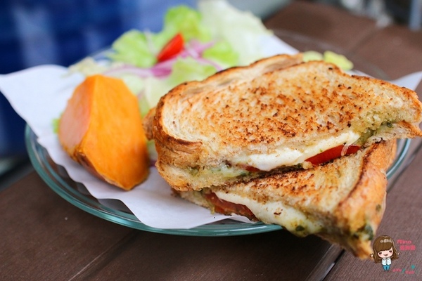 漫高三明治 Mount Kao Sandwich Shop：【食記】台北科技大樓 漫高三明治 平價便宜又好吃 爆漿起司牛肉溏心蛋巧巴達 馬芝瑞拉起司烤三明治