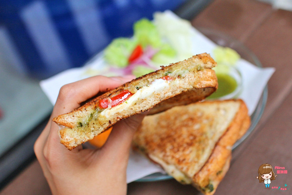 漫高三明治 Mount Kao Sandwich Shop：【食記】台北科技大樓 漫高三明治 平價便宜又好吃 爆漿起司牛肉溏心蛋巧巴達 馬芝瑞拉起司烤三明治