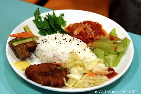 台中北平路上無國界蔬食料理－－胤茹坊素食