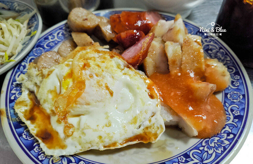 阿嬤a相思麵店 | 台中第二市場美食小吃,蘿蔔糕 糯米腸在阿嬤這也吃的到 Nini and Blue 玩樂食記