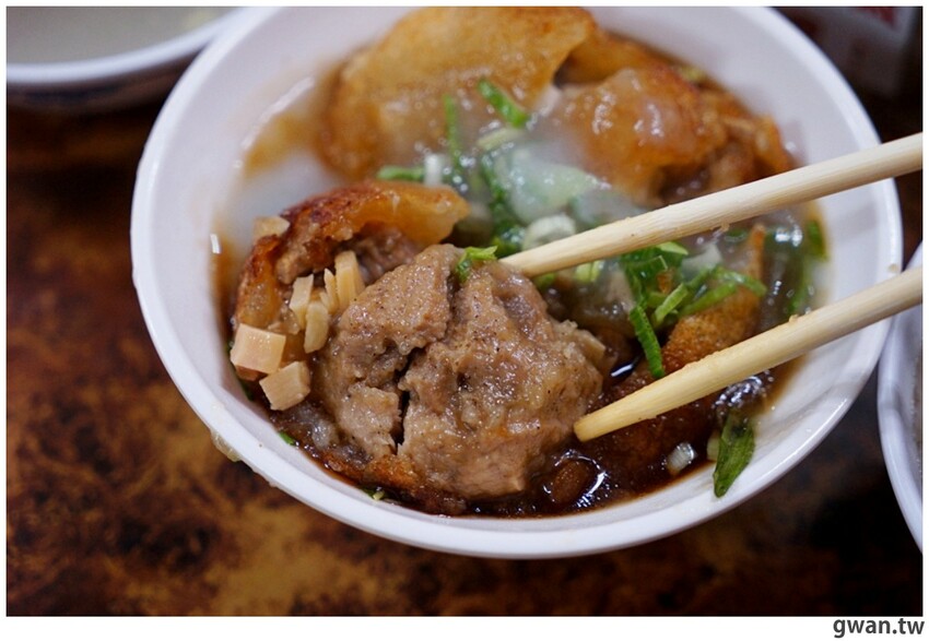 台中超夯脆皮肉圓，吃起來有雞排香氣，排到馬路邊也要吃！