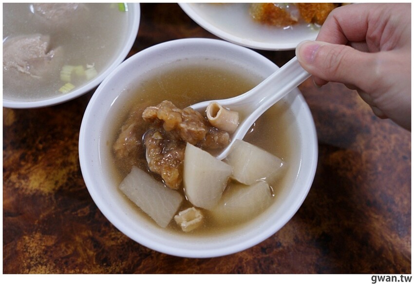 台中超夯脆皮肉圓，吃起來有雞排香氣，排到馬路邊也要吃！