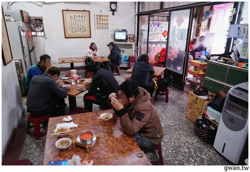 台中超夯脆皮肉圓，吃起來有雞排香氣，排到馬路邊也要吃！