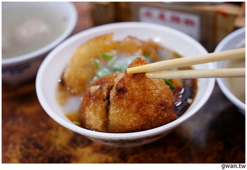 台中超夯脆皮肉圓，吃起來有雞排香氣，排到馬路邊也要吃！