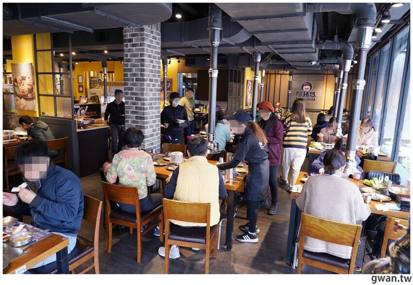 台中超夯脆皮肉圓，吃起來有雞排香氣，排到馬路邊也要吃！