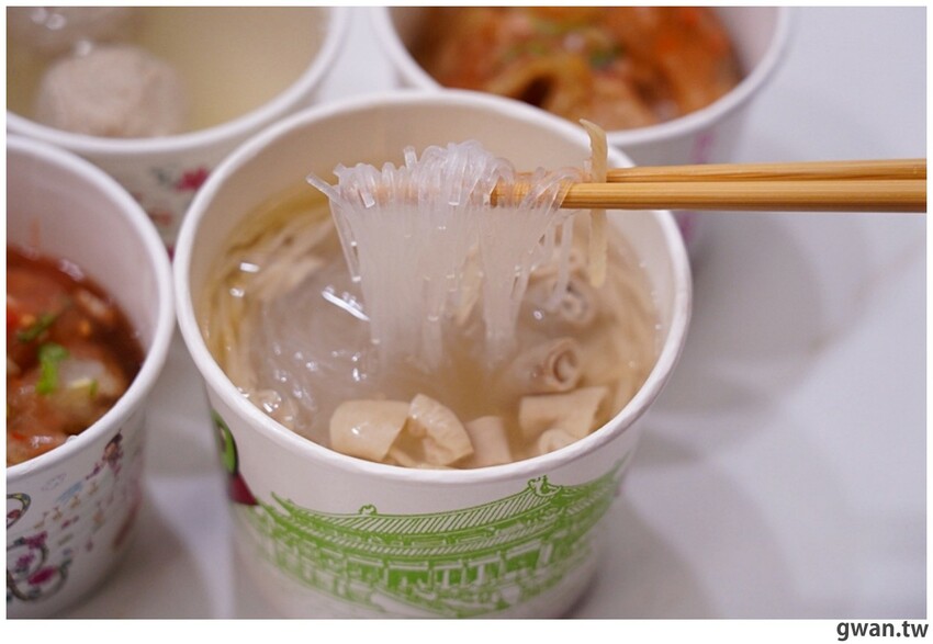 台中超夯脆皮肉圓，吃起來有雞排香氣，排到馬路邊也要吃！