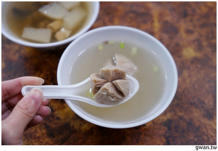 台中超夯脆皮肉圓，吃起來有雞排香氣，排到馬路邊也要吃！