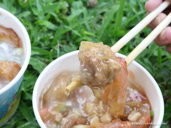 吳記脆皮肉圓：台中美食│吳記脆皮肉圓〃台中必吃美食，外皮會卡滋的脆皮肉圓，點一粒會不夠吃！