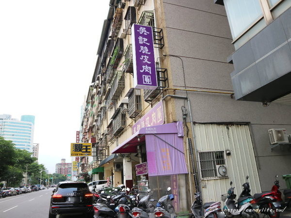 吳記脆皮肉圓：台中美食│吳記脆皮肉圓〃台中必吃美食，外皮會卡滋的脆皮肉圓，點一粒會不夠吃！