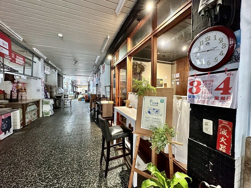 【台灣,基隆市,暖暖區】小市場咖啡,在傳統市場(源遠公有零售市場)裡衝突的存在,卻有如此的融合。同場加