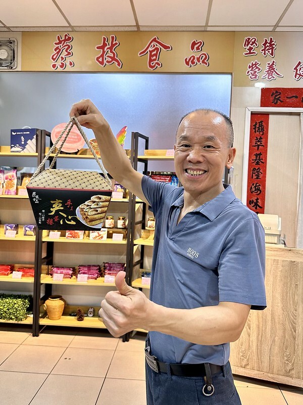 【台灣,基隆市,暖暖區】小市場咖啡,在傳統市場(源遠公有零售市場)裡衝突的存在,卻有如此的融合。同場加