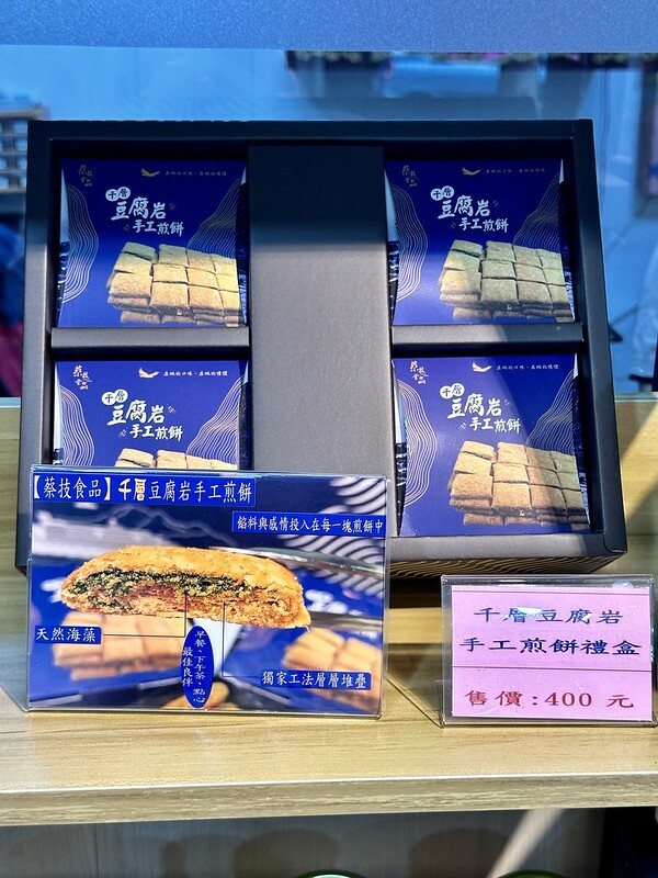 【台灣,基隆市,暖暖區】小市場咖啡,在傳統市場(源遠公有零售市場)裡衝突的存在,卻有如此的融合。同場加