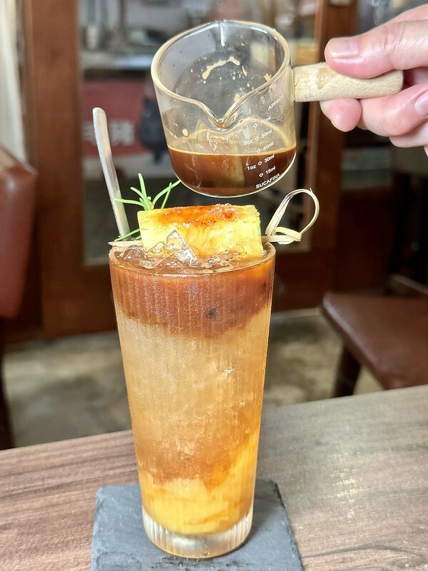 【台灣,基隆市,暖暖區】小市場咖啡,在傳統市場(源遠公有零售市場)裡衝突的存在,卻有如此的融合。同場加