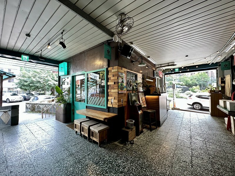 【台灣,基隆市,暖暖區】小市場咖啡,在傳統市場(源遠公有零售市場)裡衝突的存在,卻有如此的融合。同場加